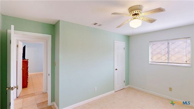 101 Canterbury Lane, Victoria, TX 77904