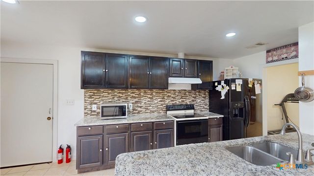 101 Canterbury Lane, Victoria, TX 77904