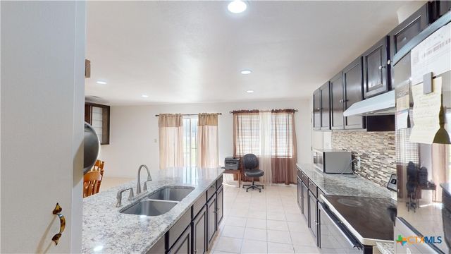 101 Canterbury Lane, Victoria, TX 77904