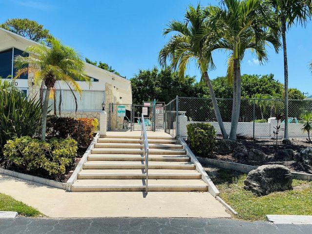 2102 Lake Osborne Drive 15, Lake Worth Beach, FL 33461