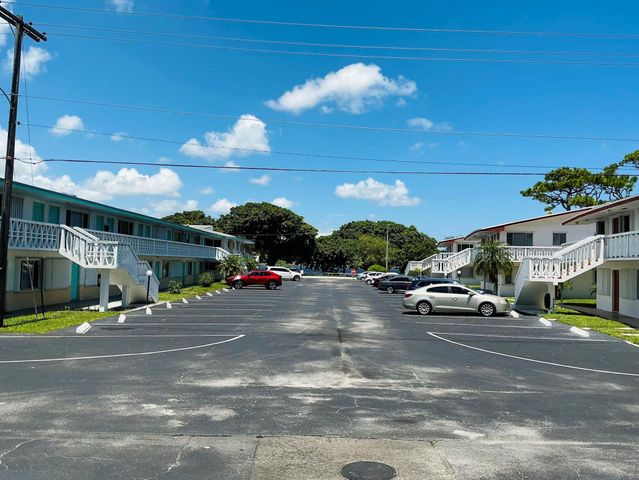 2102 Lake Osborne Drive 15, Lake Worth Beach, FL 33461