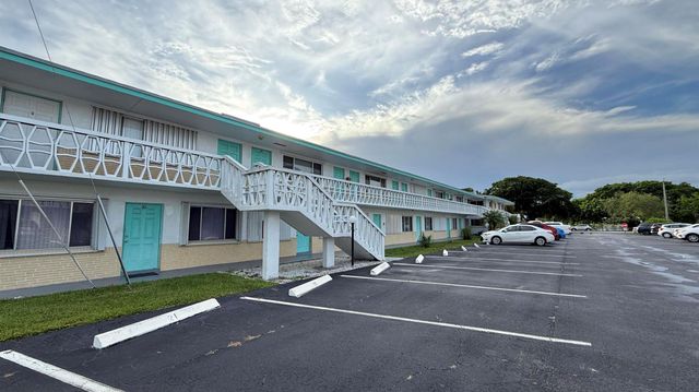 2102 Lake Osborne Drive 15, Lake Worth Beach, FL 33461