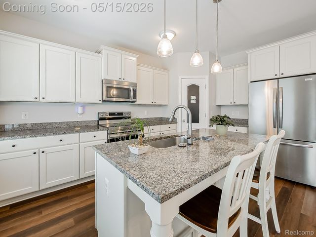 7994 Chestnut Drive, Westland, MI 48185