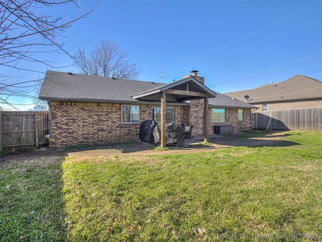 3000 Loris Lane, Bartlesville, OK 74006