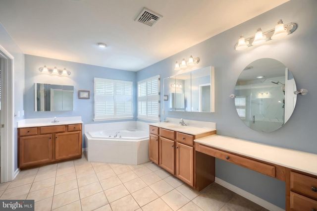 1243 WINDING OAK DR, York, PA 17403