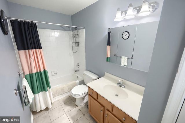 1243 WINDING OAK DR, York, PA 17403