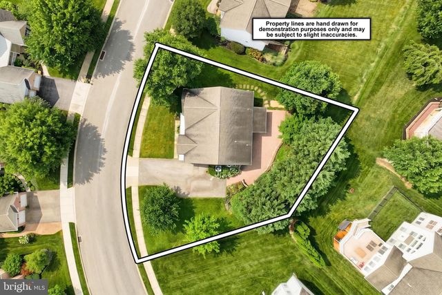 1243 WINDING OAK DR, York, PA 17403