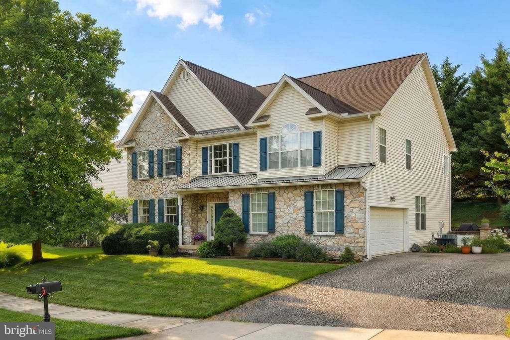 1243 WINDING OAK DR, York, PA 17403
