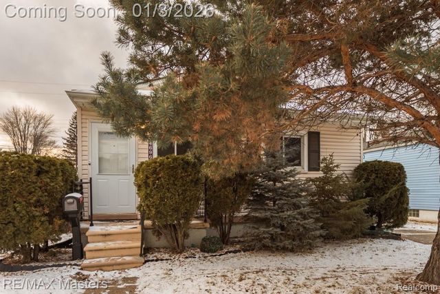 4696 Syracuse Street, Dearborn Heights, MI 48125