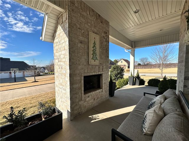 5213 Saddleridge Drive, Fayetteville, AR 72703