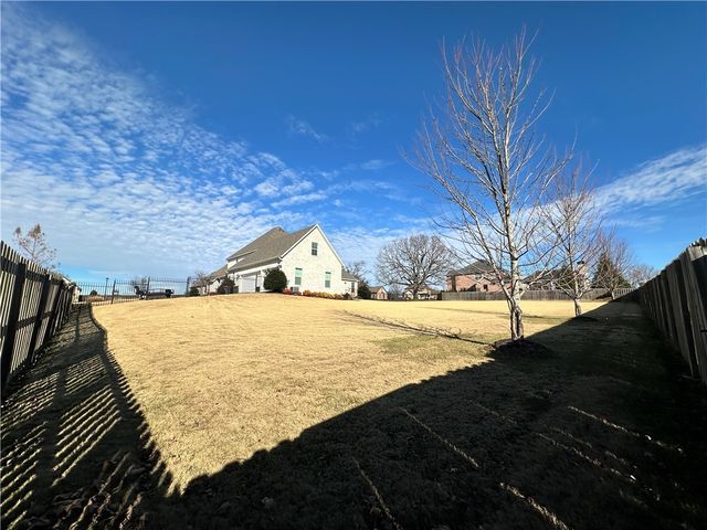 5213 Saddleridge Drive, Fayetteville, AR 72703