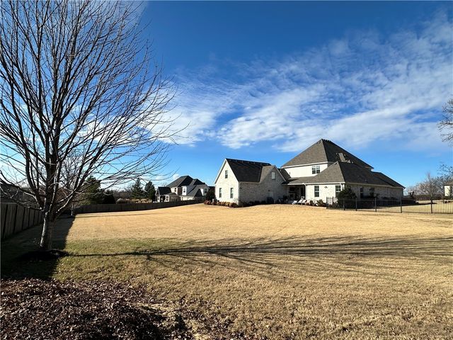 5213 Saddleridge Drive, Fayetteville, AR 72703