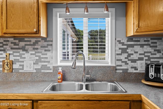 365 Ridgecrest Dr, Taylorsville, KY 40071