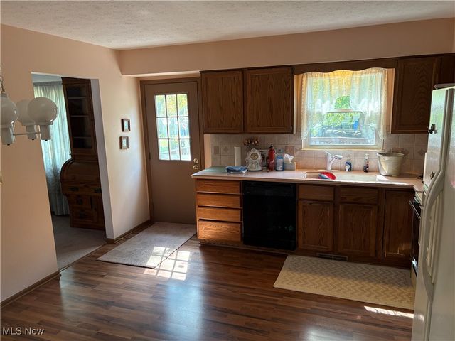 6065 Brook Circle, North Olmsted, OH 44070