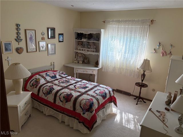 6065 Brook Circle, North Olmsted, OH 44070