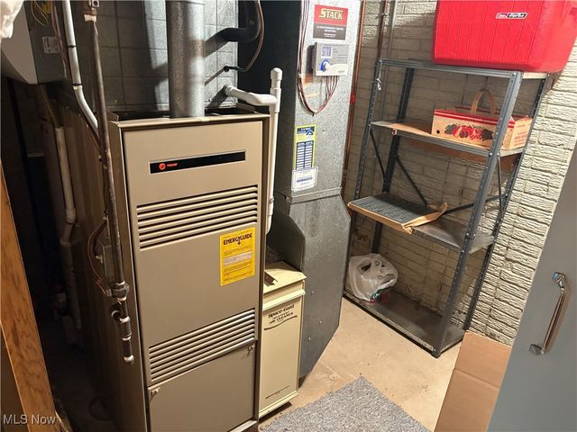 6065 Brook Circle, North Olmsted, OH 44070