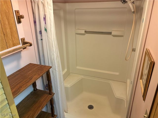 6065 Brook Circle, North Olmsted, OH 44070