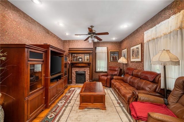 227 Aggas Rd, Center Twp, PA 16061