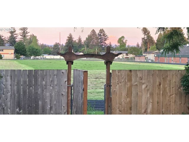 808 Se 156TH Pl, Portland, OR 97233