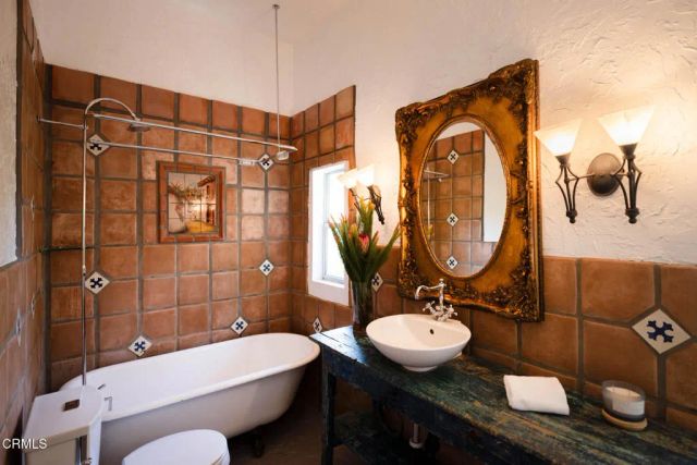 3836 De Longpre Avenue, Los Angeles, CA 90027