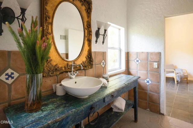 3836 De Longpre Avenue, Los Angeles, CA 90027