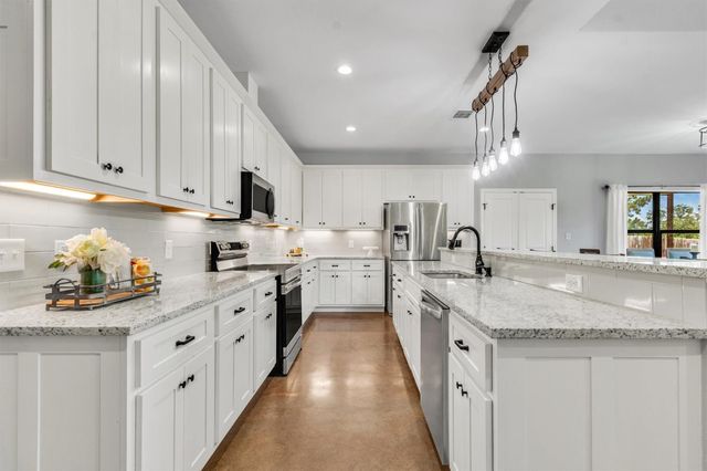 329 Kaanapali LN, Bastrop, TX 78602