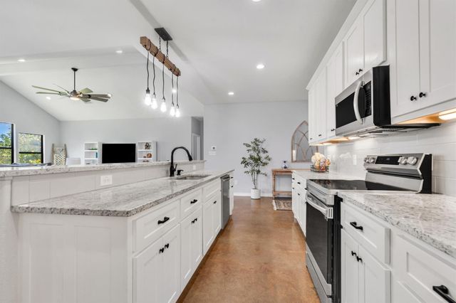 329 Kaanapali LN, Bastrop, TX 78602