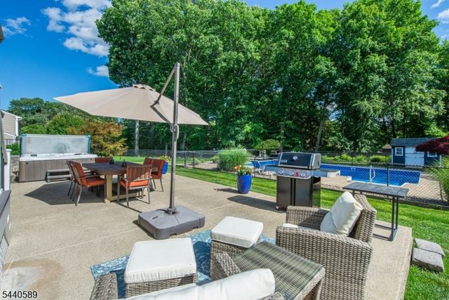 8 Clearfield Rd, Roxbury Twp., NJ 07876