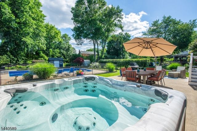 8 Clearfield Rd, Roxbury Twp., NJ 07876