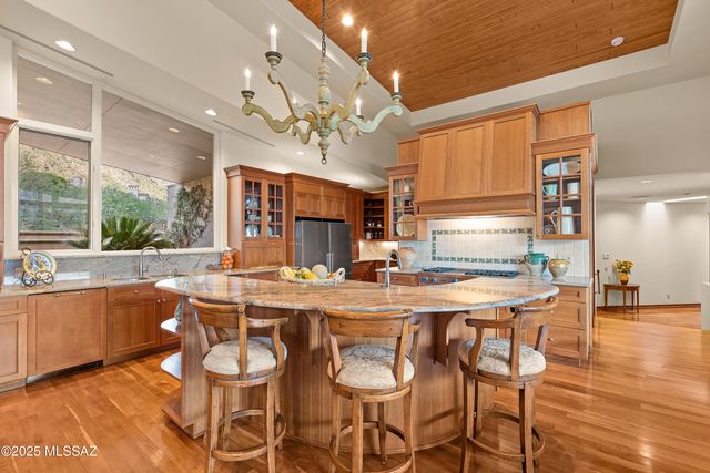 7301 N Secret Canyon Drive, Tucson, AZ 85718