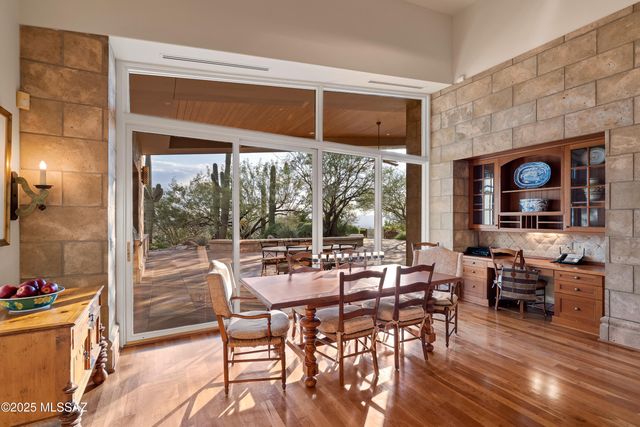 7301 N Secret Canyon Drive, Tucson, AZ 85718