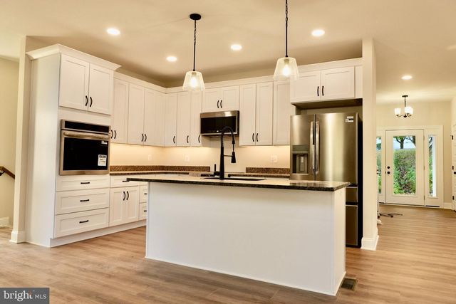 8028 PINNACLE RIDGE DR, Manassas, VA 20112