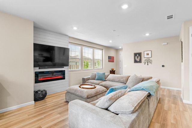 1696 Firebrite Ct, Hughson, CA 95326