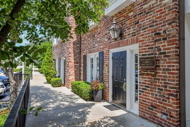 610 W Roosevelt Road D2, Wheaton, IL 60187