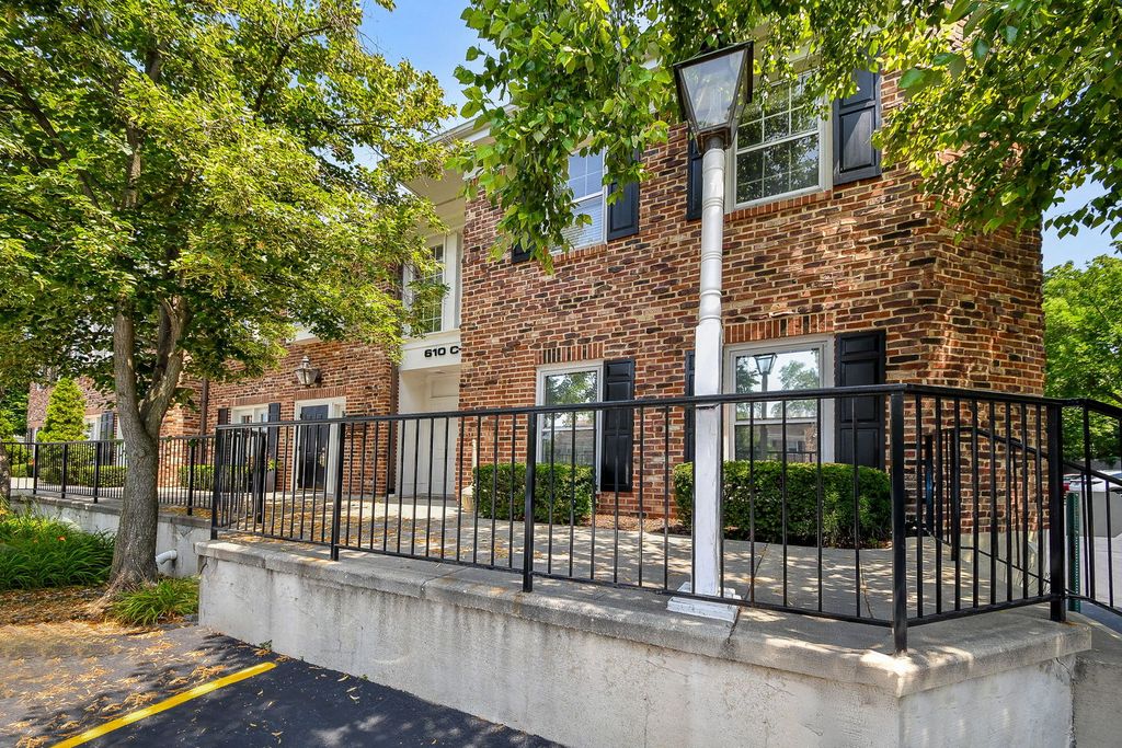 610 W Roosevelt Road D2, Wheaton, IL 60187