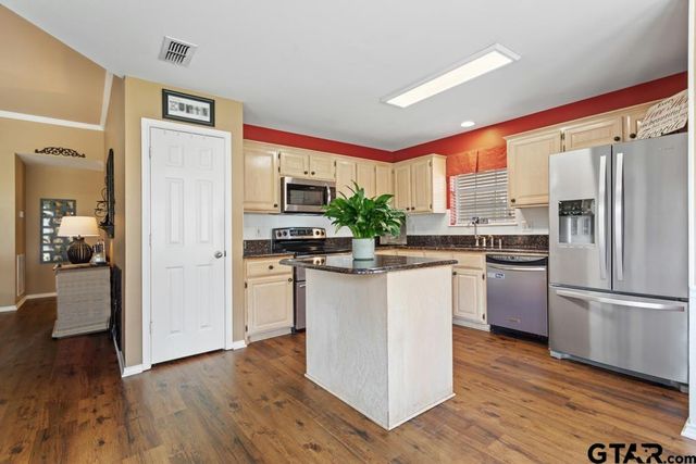 1721 Sapphire Cay, Whitehouse, TX 75791