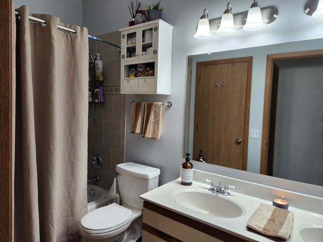 1349 Queensgreen Circle, Naperville, IL 60563