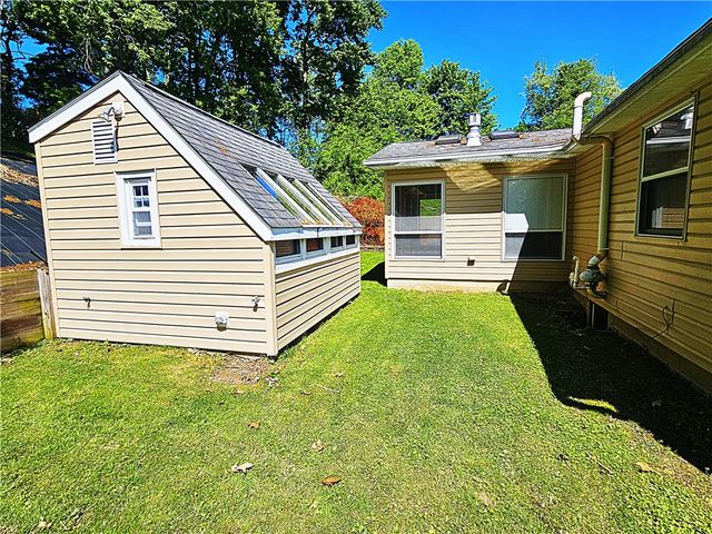 322 Chelsea Dr, Hempfield Twp, PA 15601