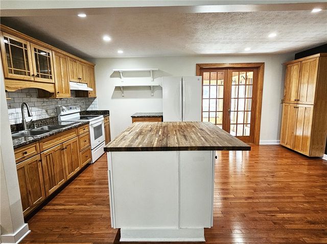 322 Chelsea Dr, Hempfield Twp, PA 15601