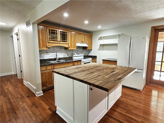 322 Chelsea Dr, Hempfield Twp, PA 15601