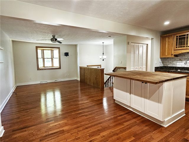 322 Chelsea Dr, Hempfield Twp, PA 15601