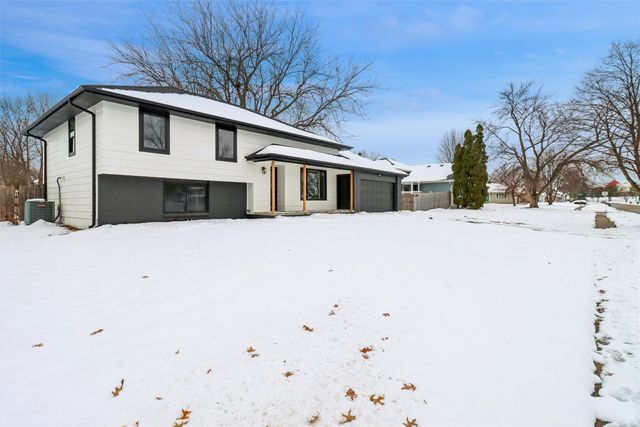 404 22nd Avenue SW, Altoona, IA 50009