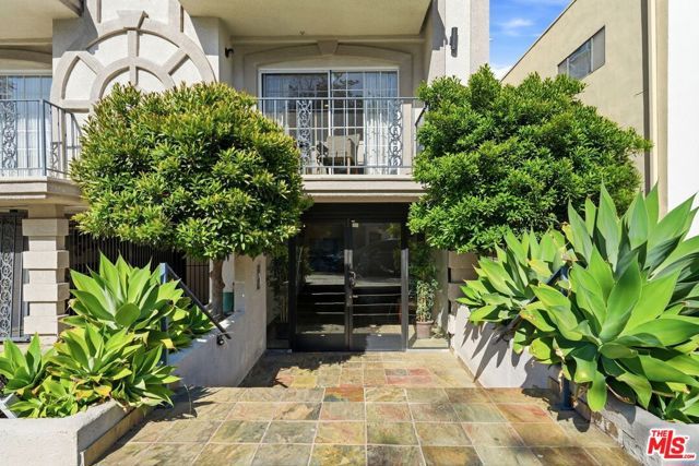 1842 Greenfield Avenue 102, Los Angeles, CA 90025