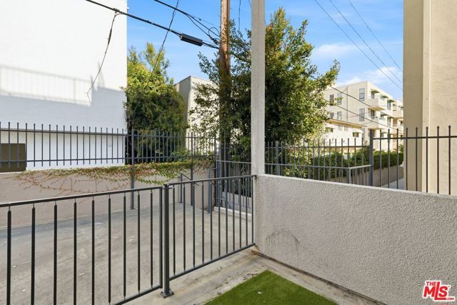 1842 Greenfield Avenue 102, Los Angeles, CA 90025