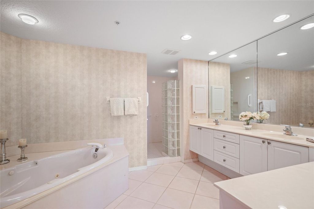 Image 37 of property listing at 242 HIDDEN BAY DRIVE 603, Osprey, FL 34229