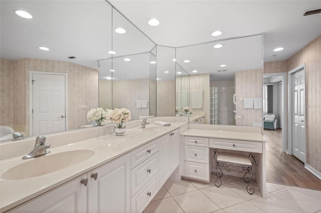 Image 38 of property listing at 242 HIDDEN BAY DRIVE 603, Osprey, FL 34229