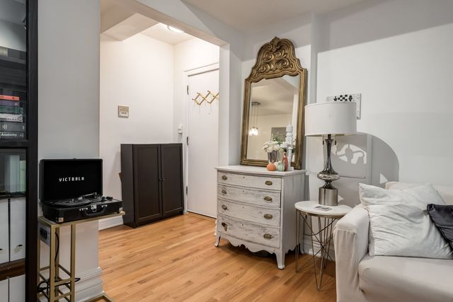 6131 N Hoyne Avenue G, Chicago, IL 60659