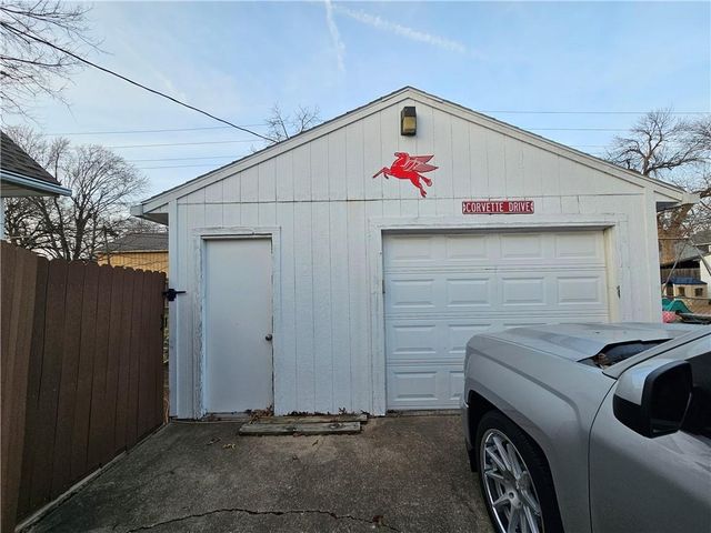 138 W WARREN Street, Gardner, KS 66030