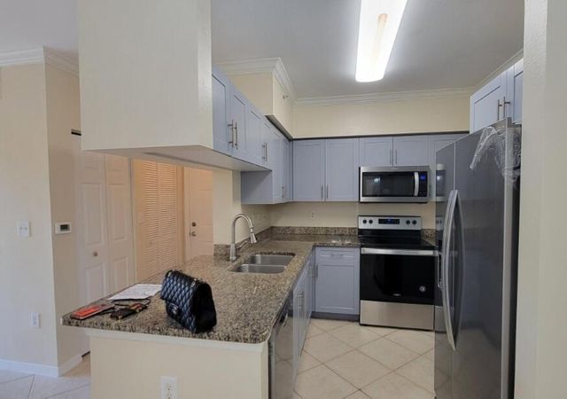6533 Emerald Dunes Drive 304, West Palm Beach, FL 33411