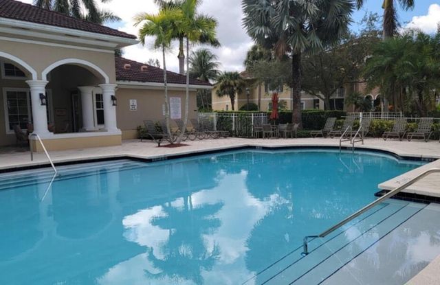 6533 Emerald Dunes Drive 304, West Palm Beach, FL 33411